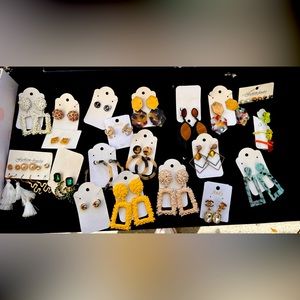 26 pieces of fashion vintage jewelry